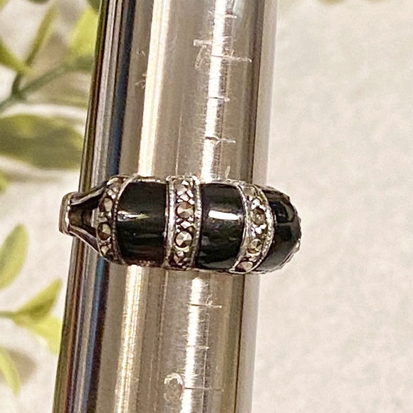 Vintage Sterling Silver Triple Marcasite and Black Onyx Ring - Picture 11 of 11